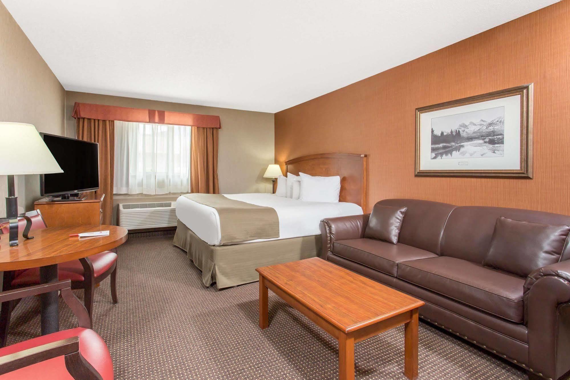 & Hotel